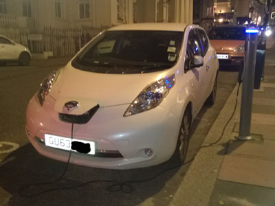 Στην Αγγλία φορτίζουν τα αυτοκίνητα στο δρόμο…